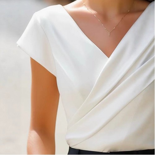 Elegant White T-Shirt With V-Neck Slim Fit And Short Sleeves Elegant White T-Shirt With V-Neck Slim Fit And Short Sleeves