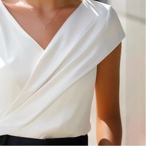 Elegant White T-Shirt With V-Neck Slim Fit And Short Sleeves Elegant White T-Shirt With V-Neck Slim Fit And Short Sleeves